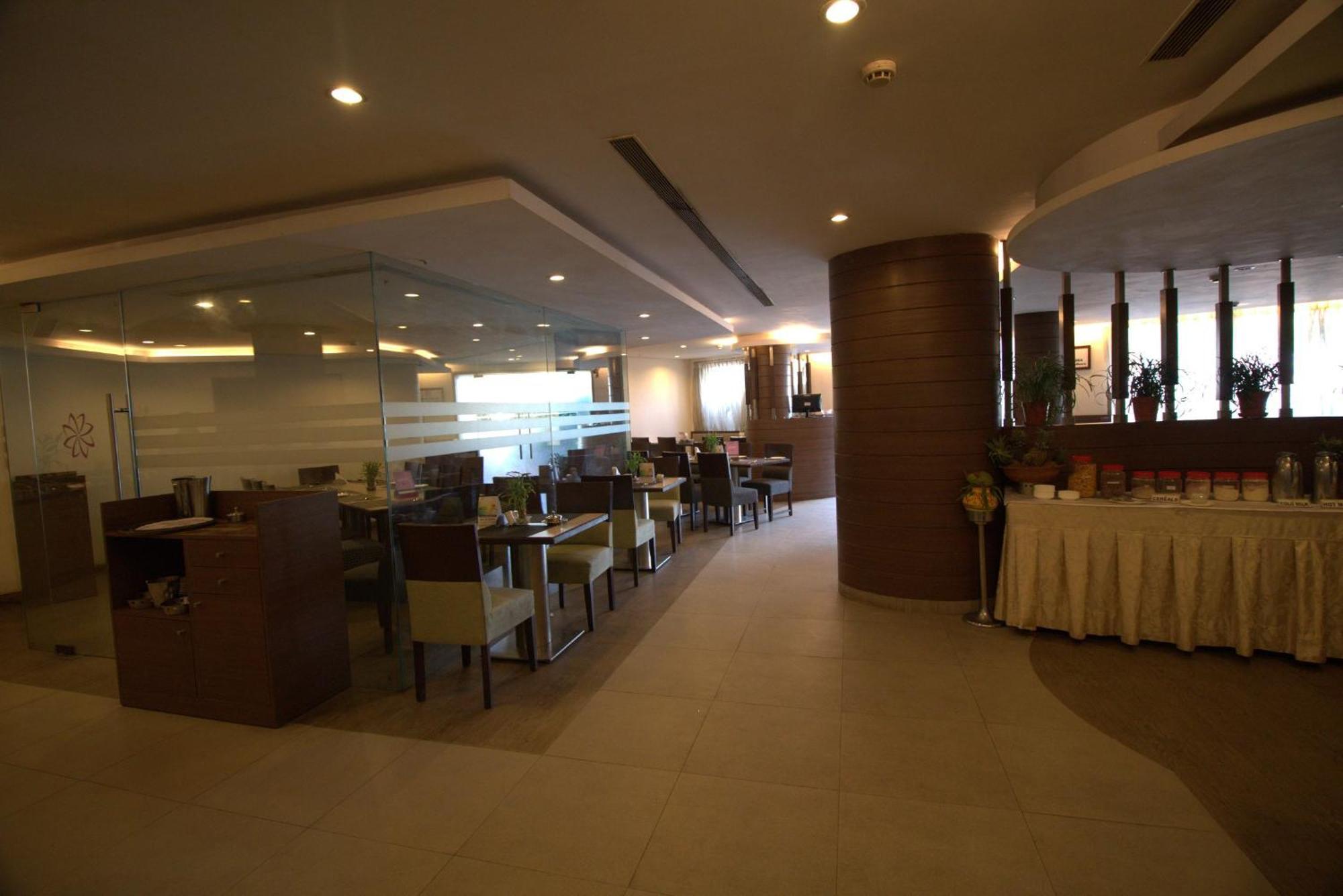 Ira By Orchid Bhubaneswar Hotell Exteriör bild